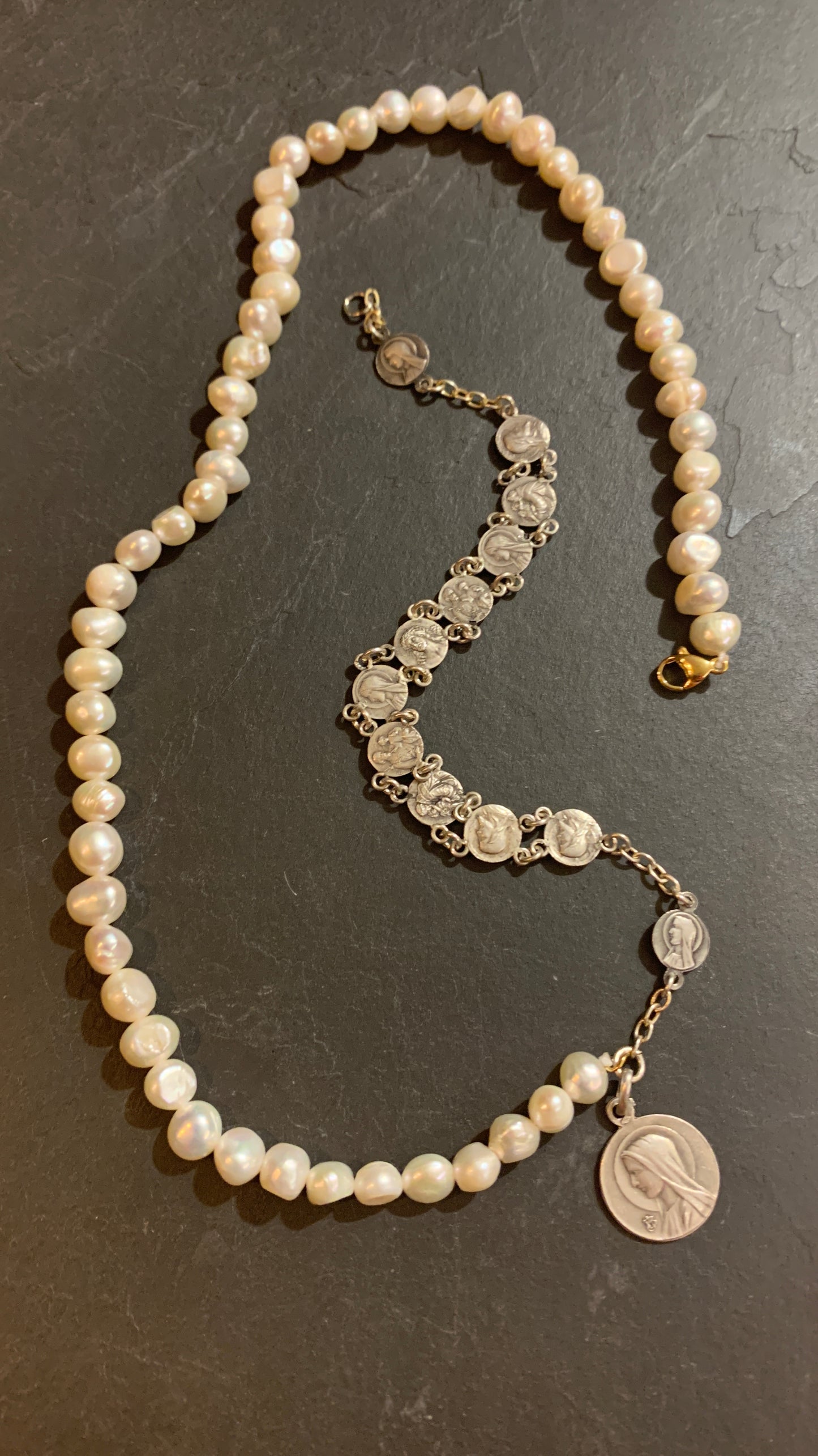 Sautoir perles et médailles argentées