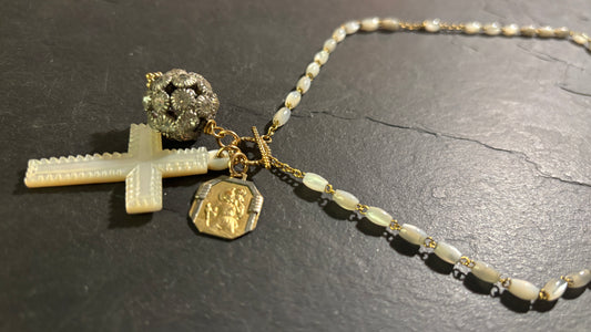 Collier de nacre, strass et médaille de St Christophe