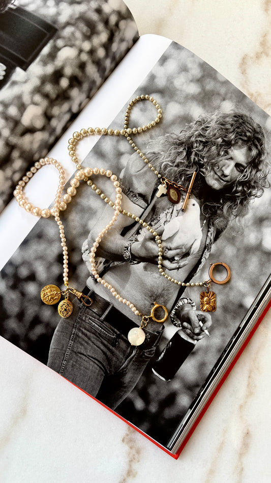 Collier de perles ancien , médaille de l’Ange et croix de nacre