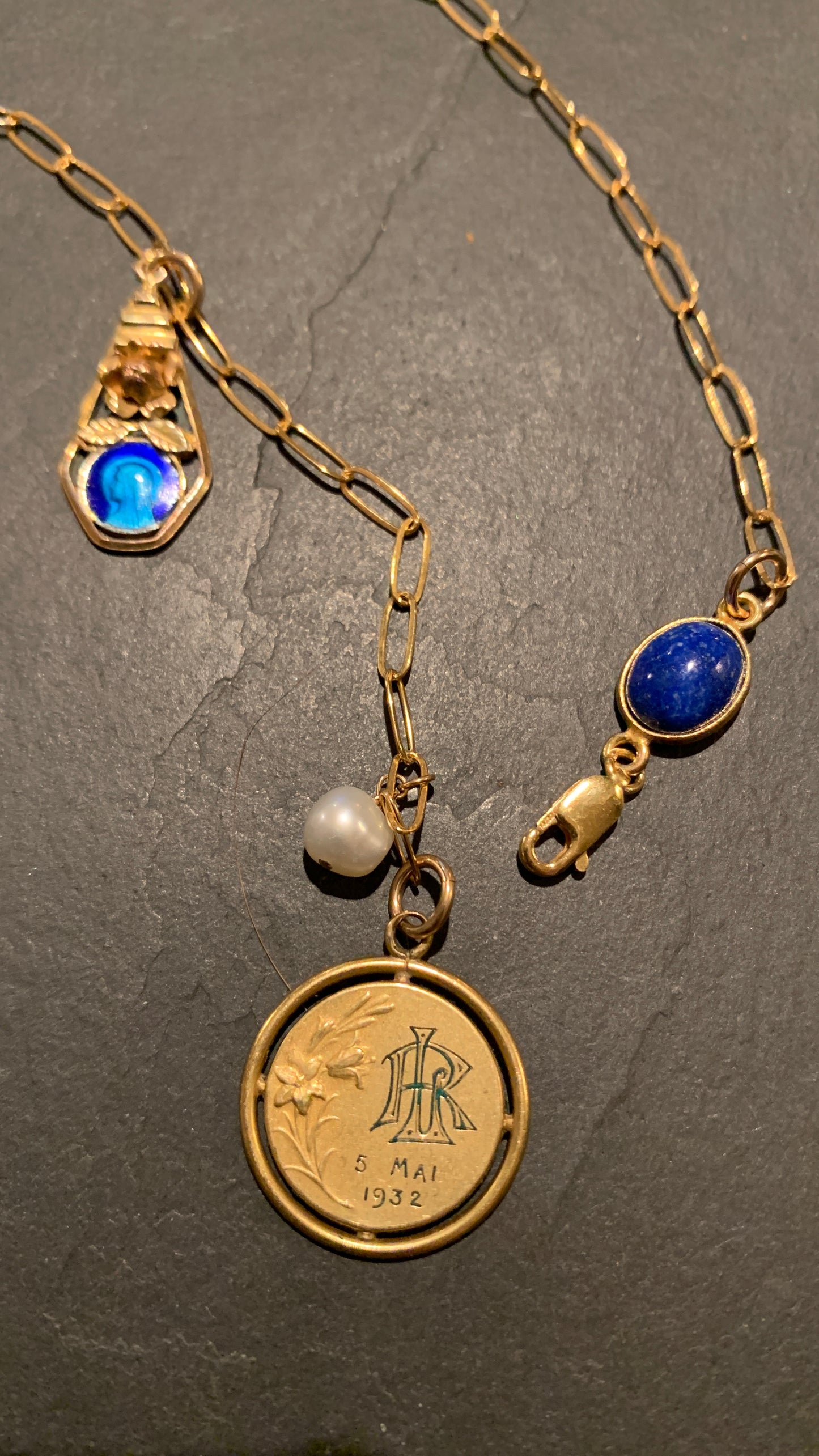 Collier médailles de la Vierge, sodalite et perle
