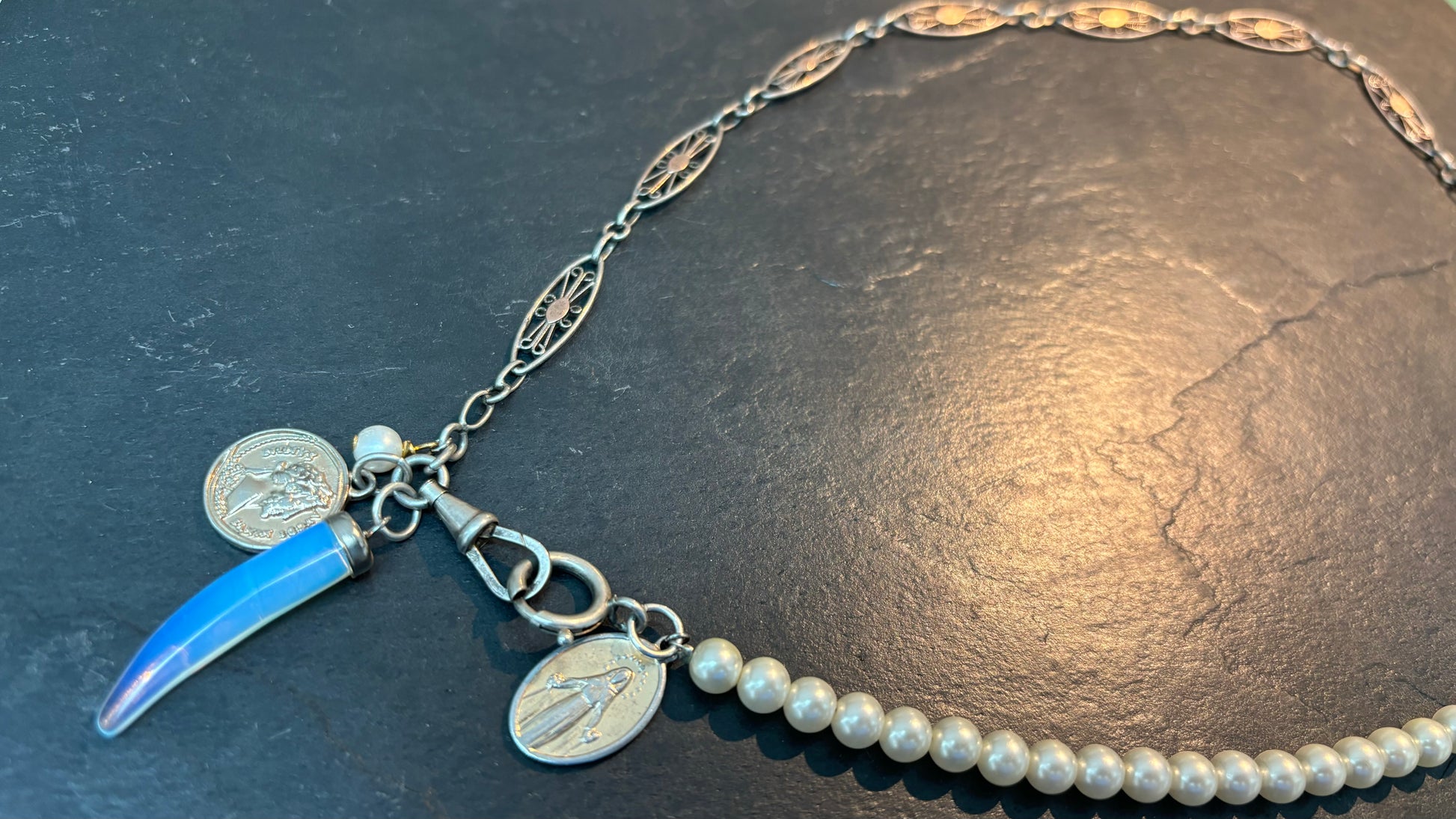 Collier chaîne de montre , perles et médailles - blissparis