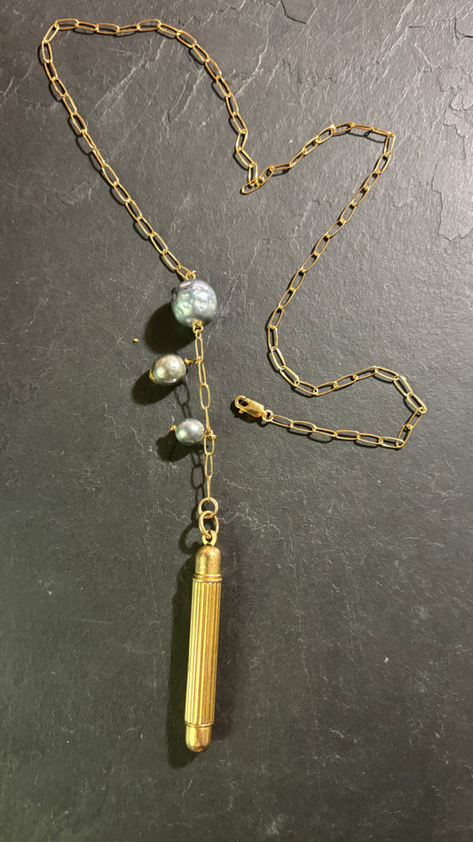 Collier lasso, perles grises, et crayon de bal