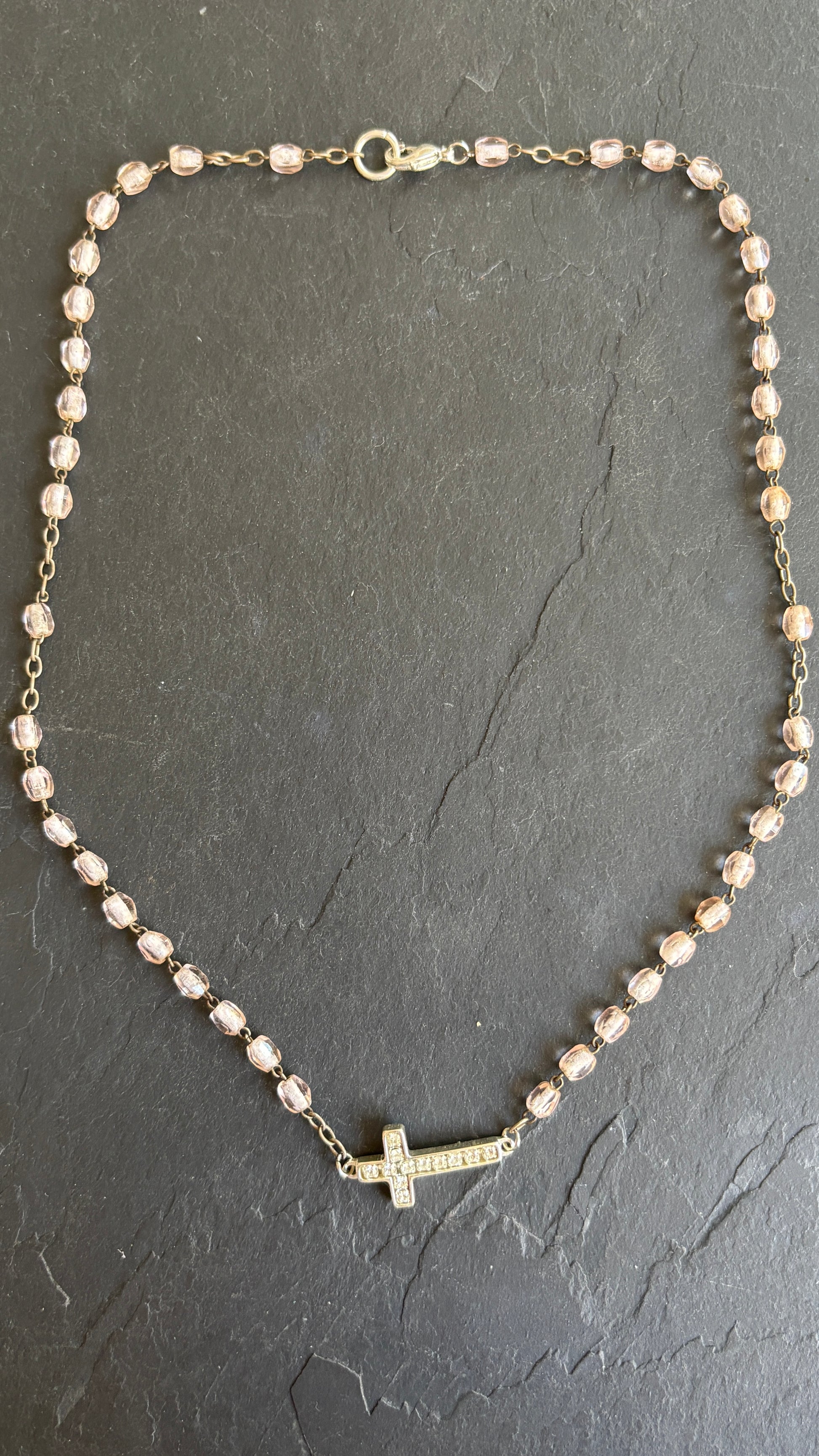 Collier chapelet rose pale et croix strassée - blissparis