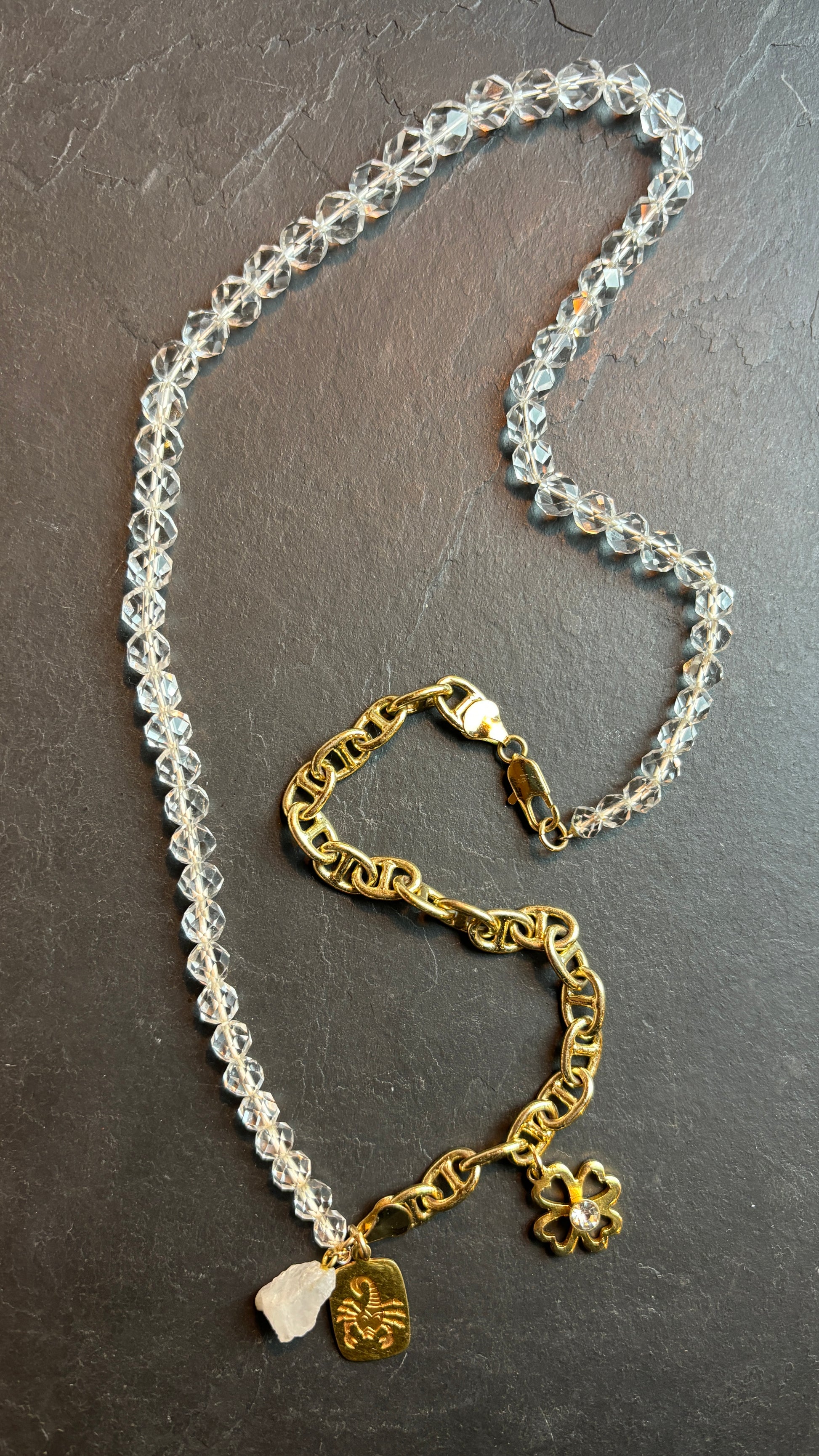 SCORPION . Collier perles de cristal et chaîne - blissparis
