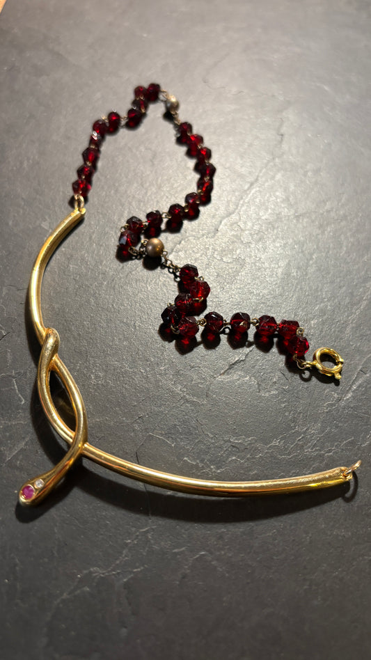 Collier chapelet rouge et torque au serpent