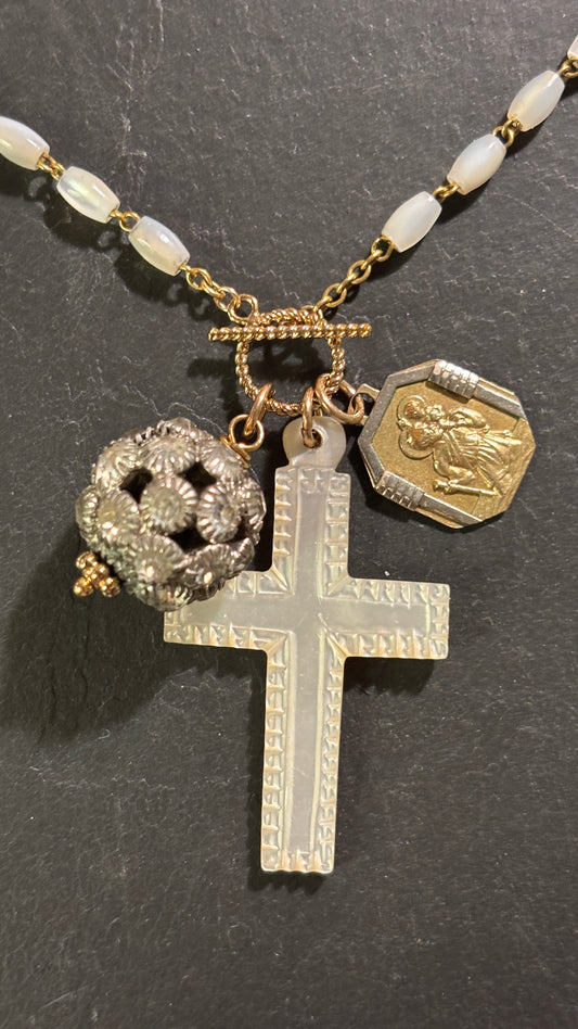 Collier de nacre, strass et médaille de St Christophe