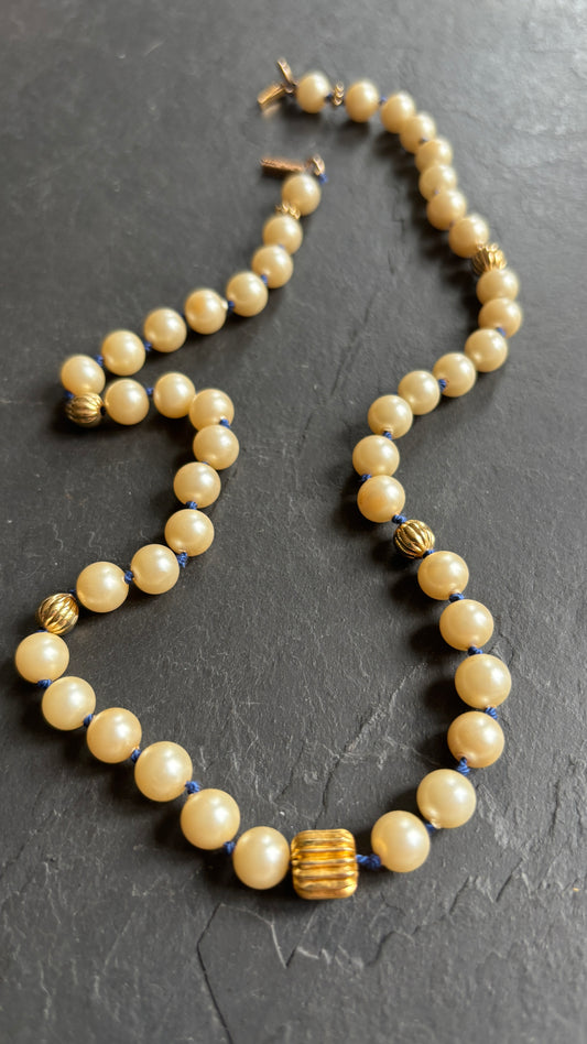 Collier de perles anciennes nouées sur fil bleu - blissparis