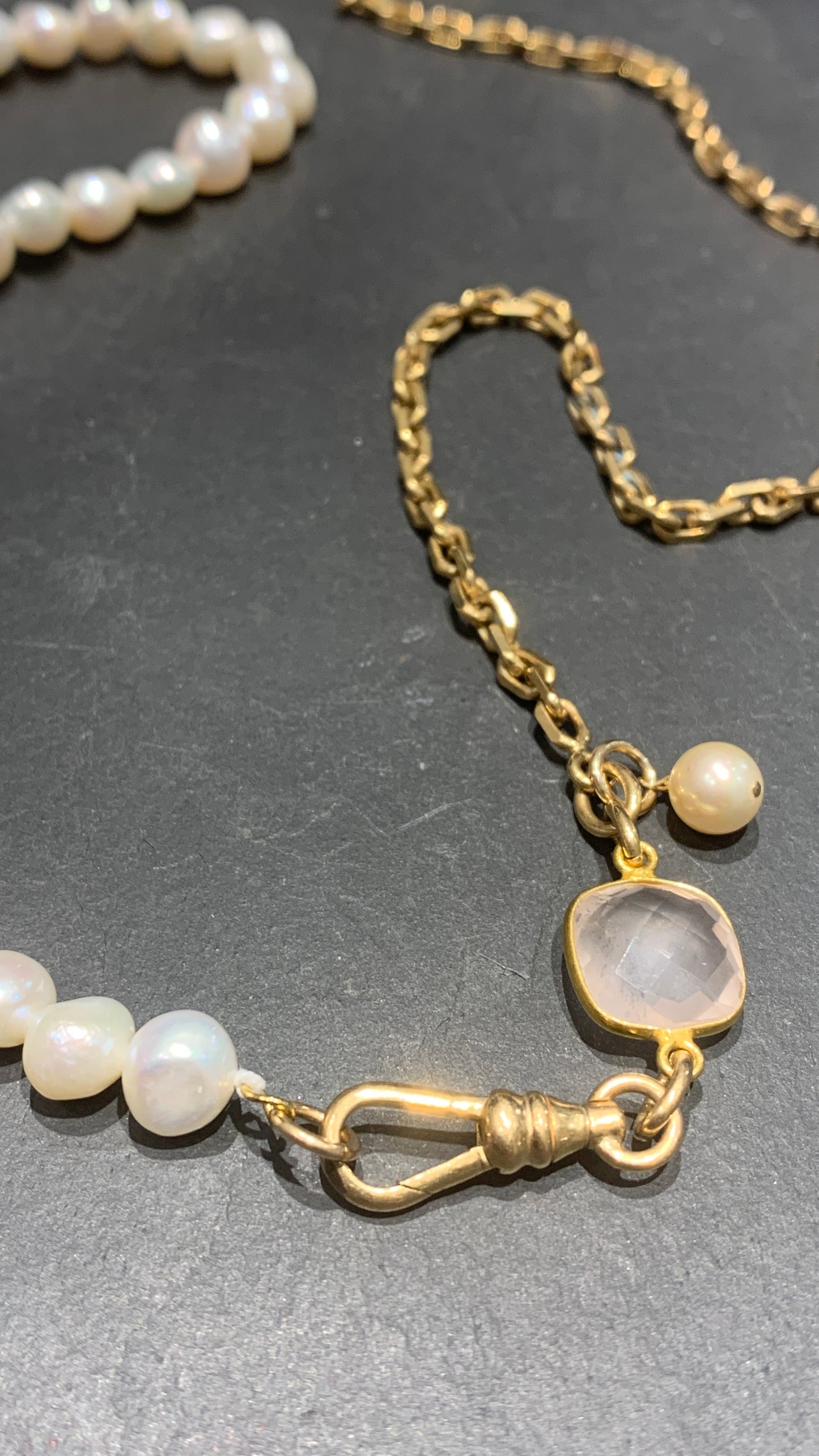 Sautoir perles baroques, quartz et chaîne de montre ancienne