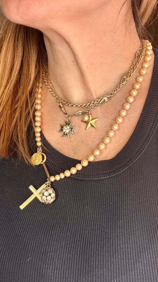 Collier de perles , strass , croix et médaille de st Christophe