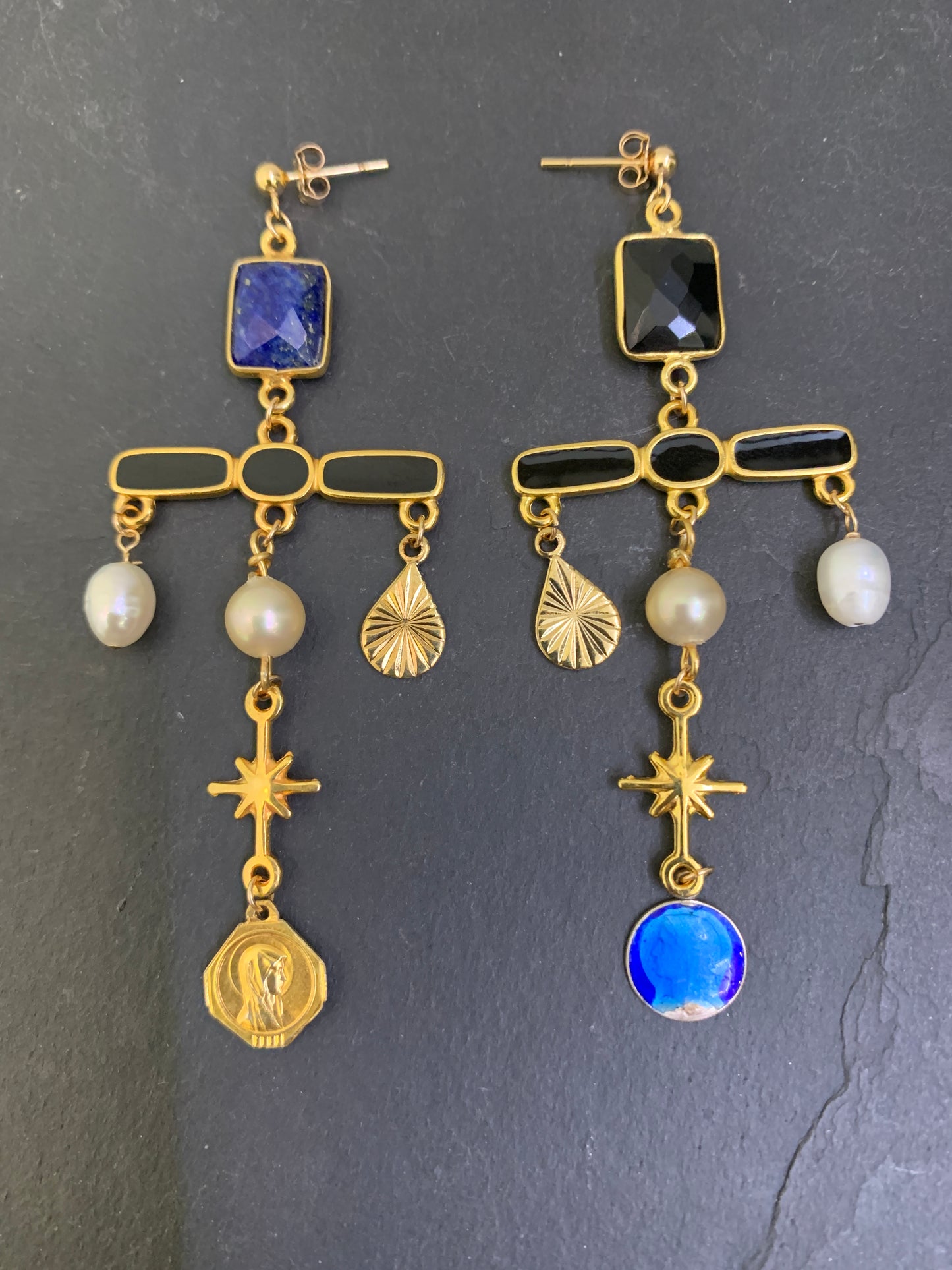 Pendants perles, onyx, lapis et médailles