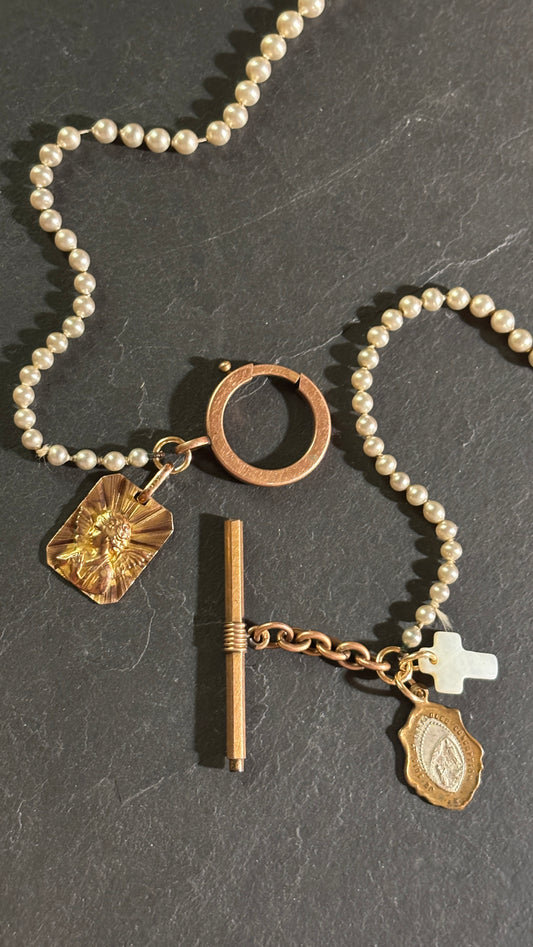 Collier de perles ancien , médaille de l’Ange et croix de nacre