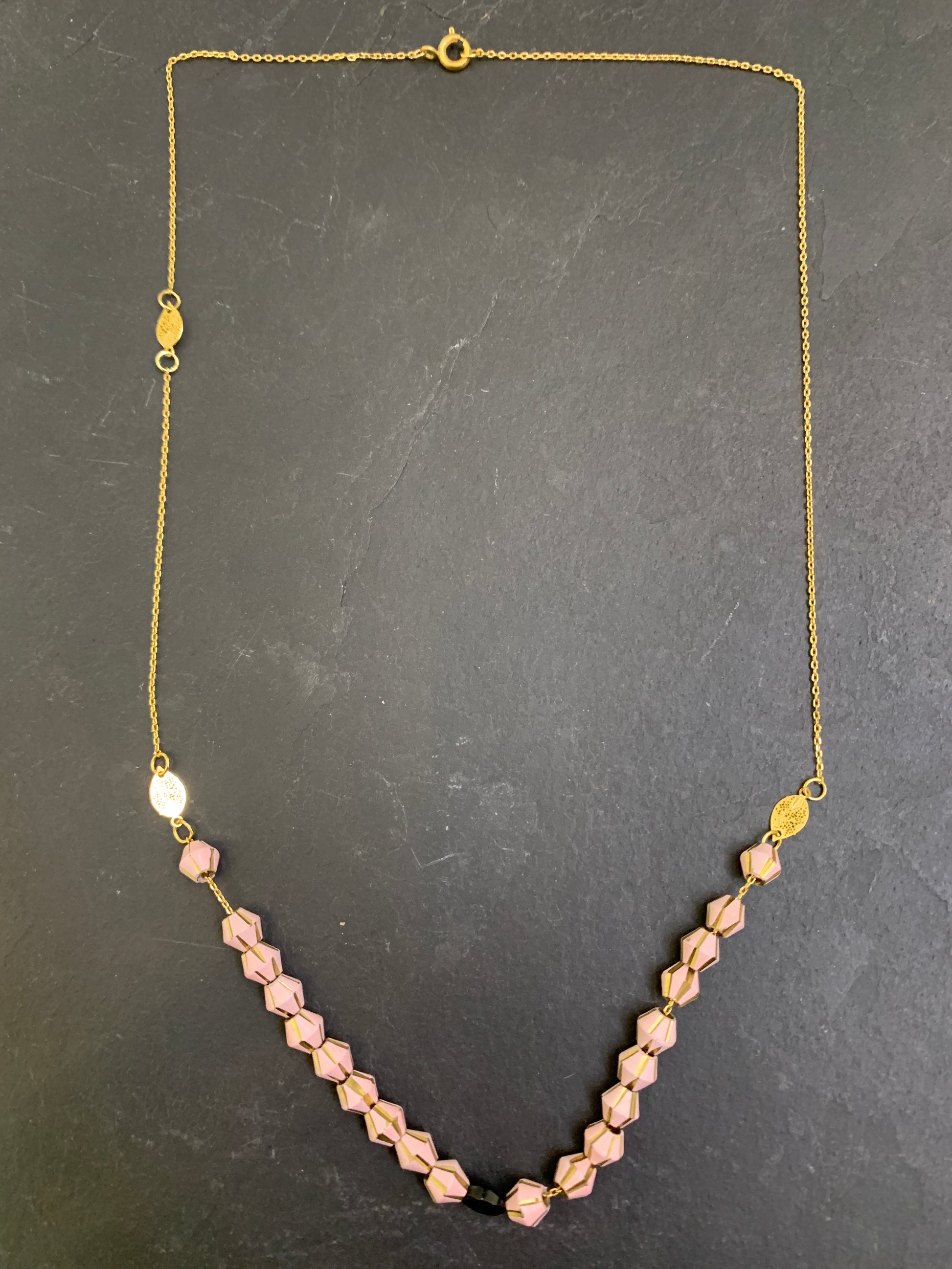 Collier chaîne fine, grenat et perles upcyclées - blissparis