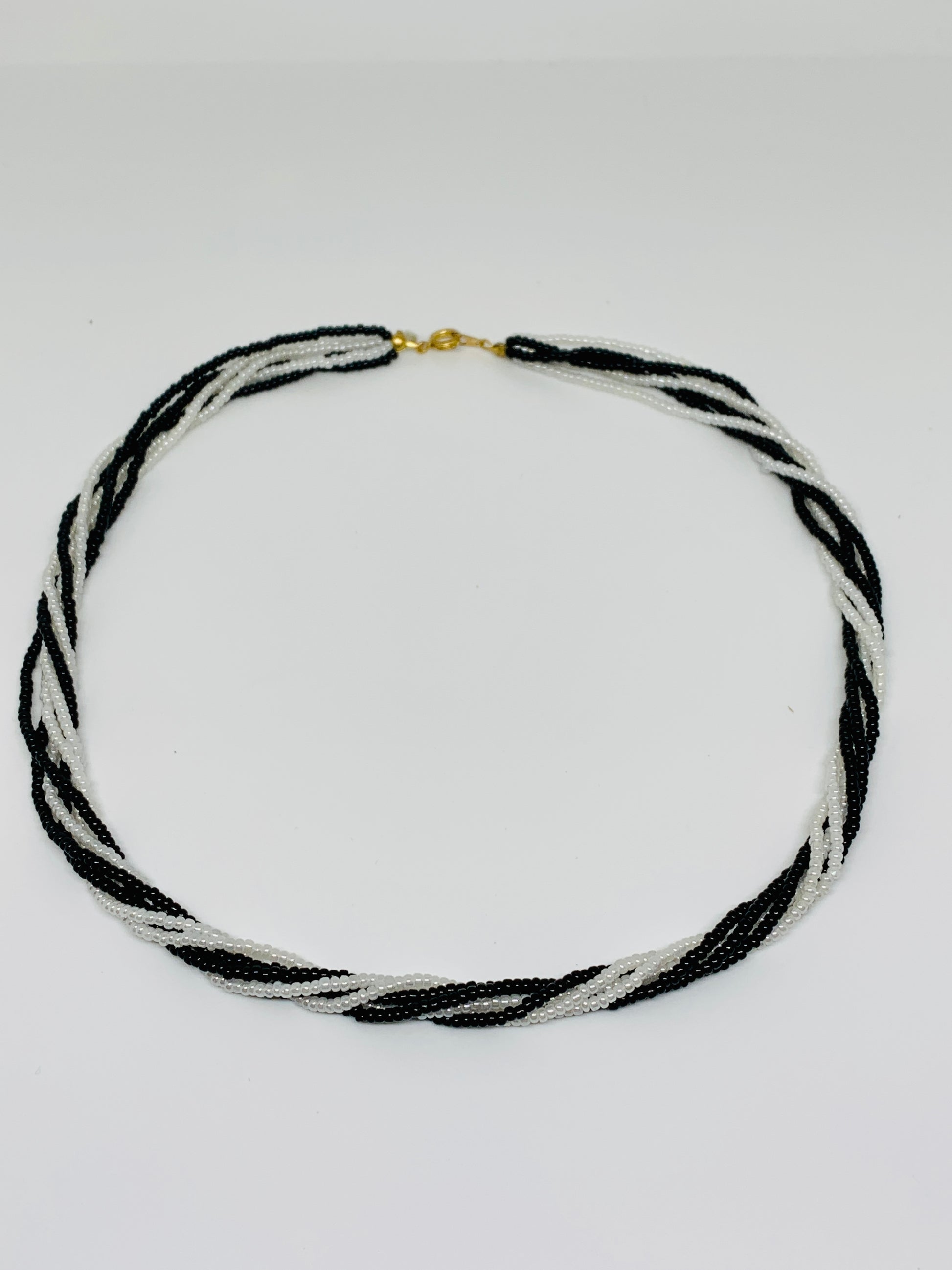 Collier torsadé en perles de verre noires et blanches , Vintage 80’s. - blissparis