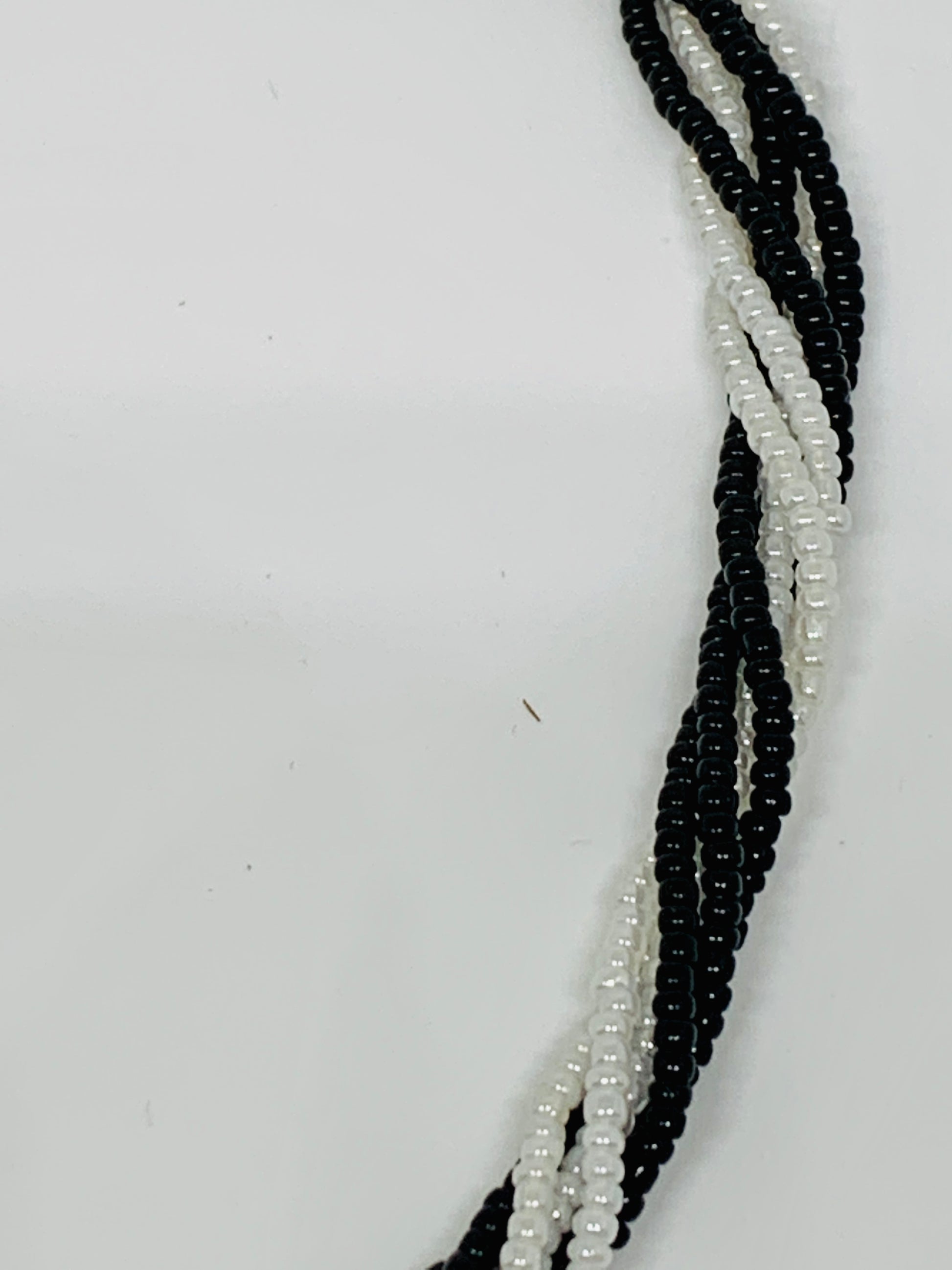 Collier torsadé en perles de verre noires et blanches , Vintage 80’s. - blissparis