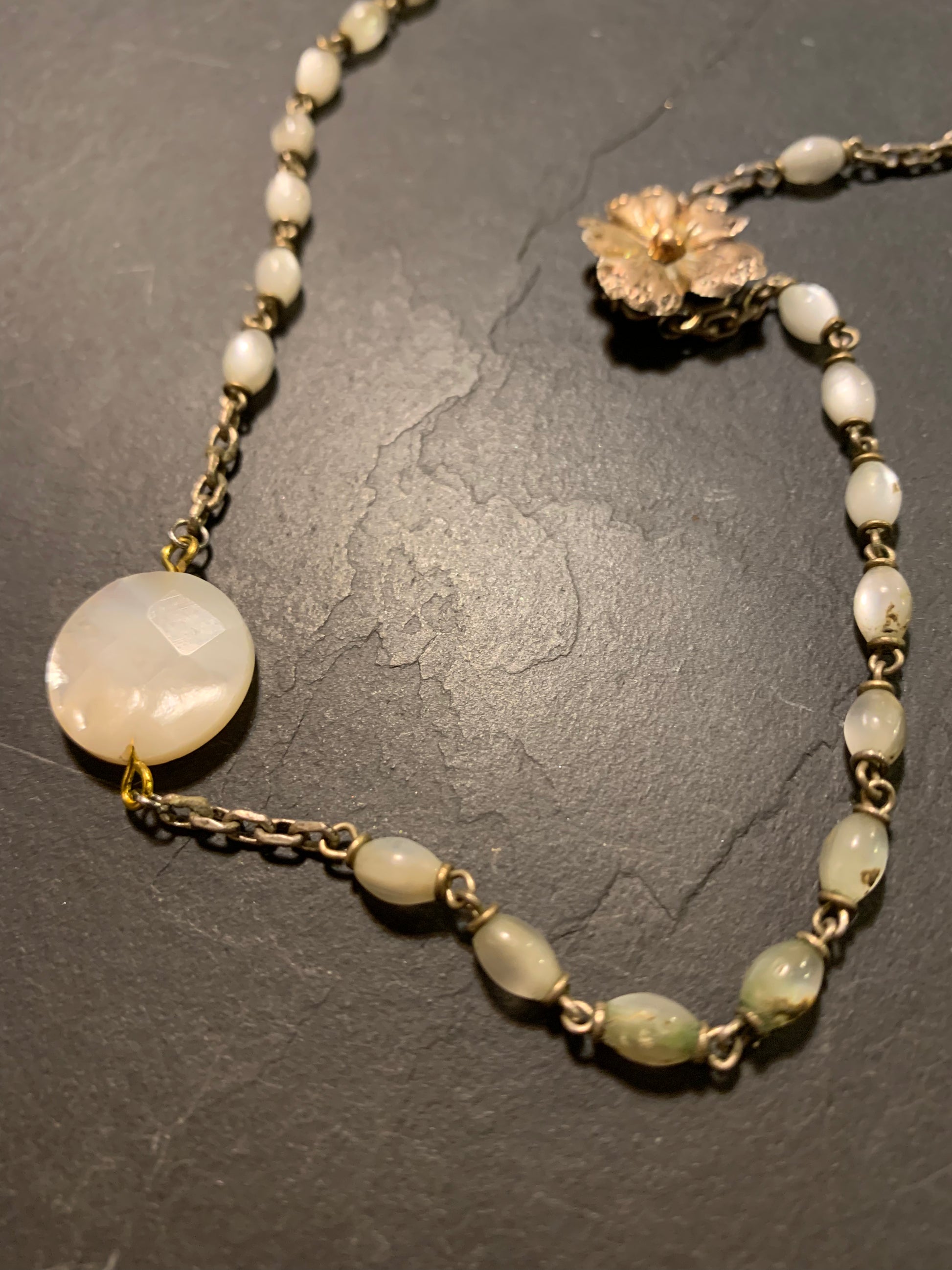 Collier chapelet nacre et fleur en argent - blissparis