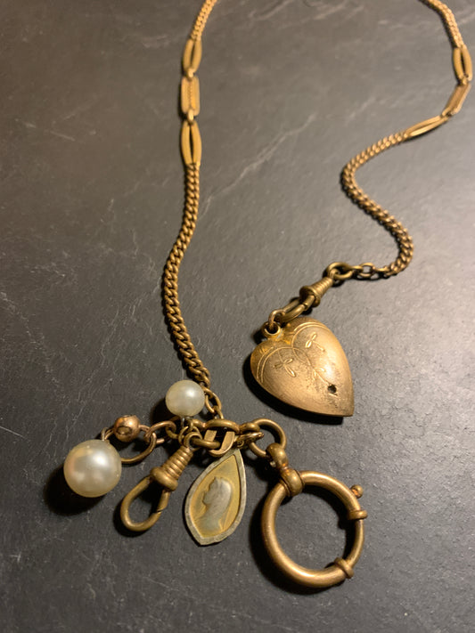 Collier chaîne de montre, coeur et perles anciennes
